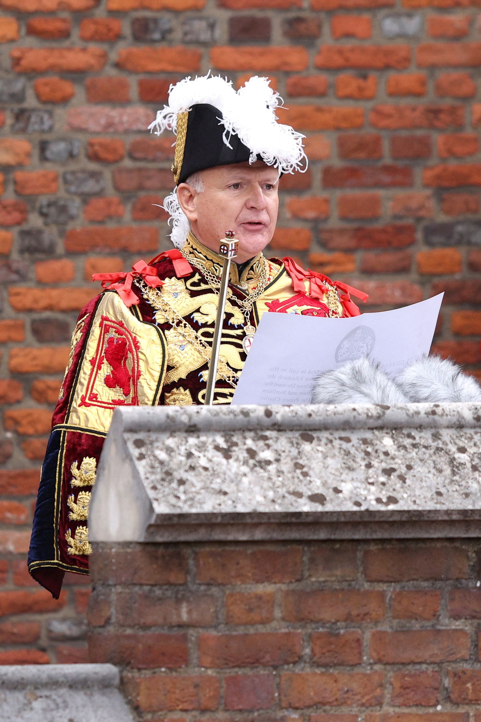 كبير الرسل في بريطانيا ديفيد وايت يقرأ البيان الرسمي لتنصيب تشارلز الثالث ملكاً من شرفة التنصيب في قصر سانت جيمس المطلة على ساحة 
