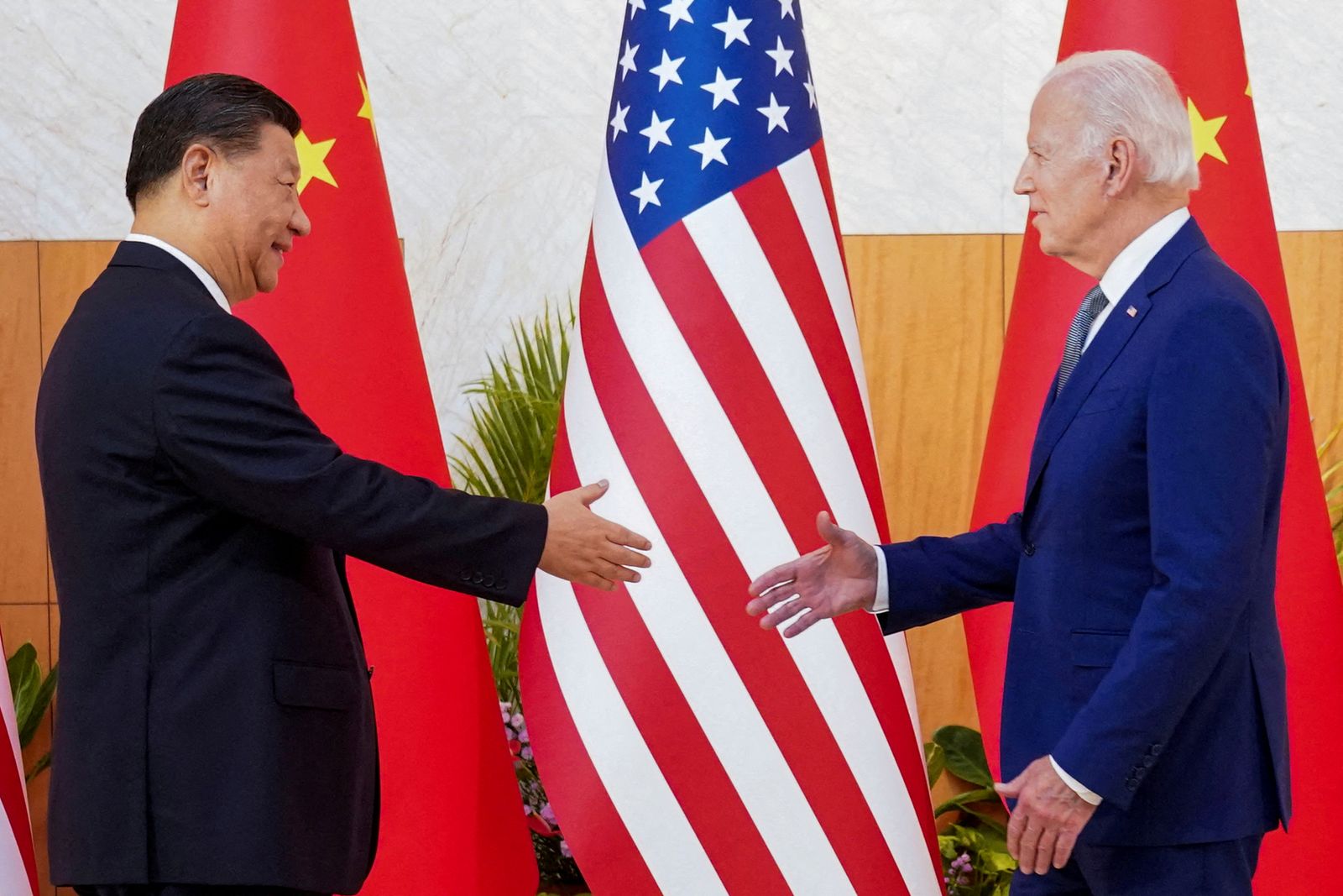 الرئيس الأميركي جو بايدن ونظيره الصيني شي جين بينج خلال لقائهما في بالي بإندونيسيا على هامش قمة مجموعة العشرين، 14 نوفمبر 2022 - REUTERS