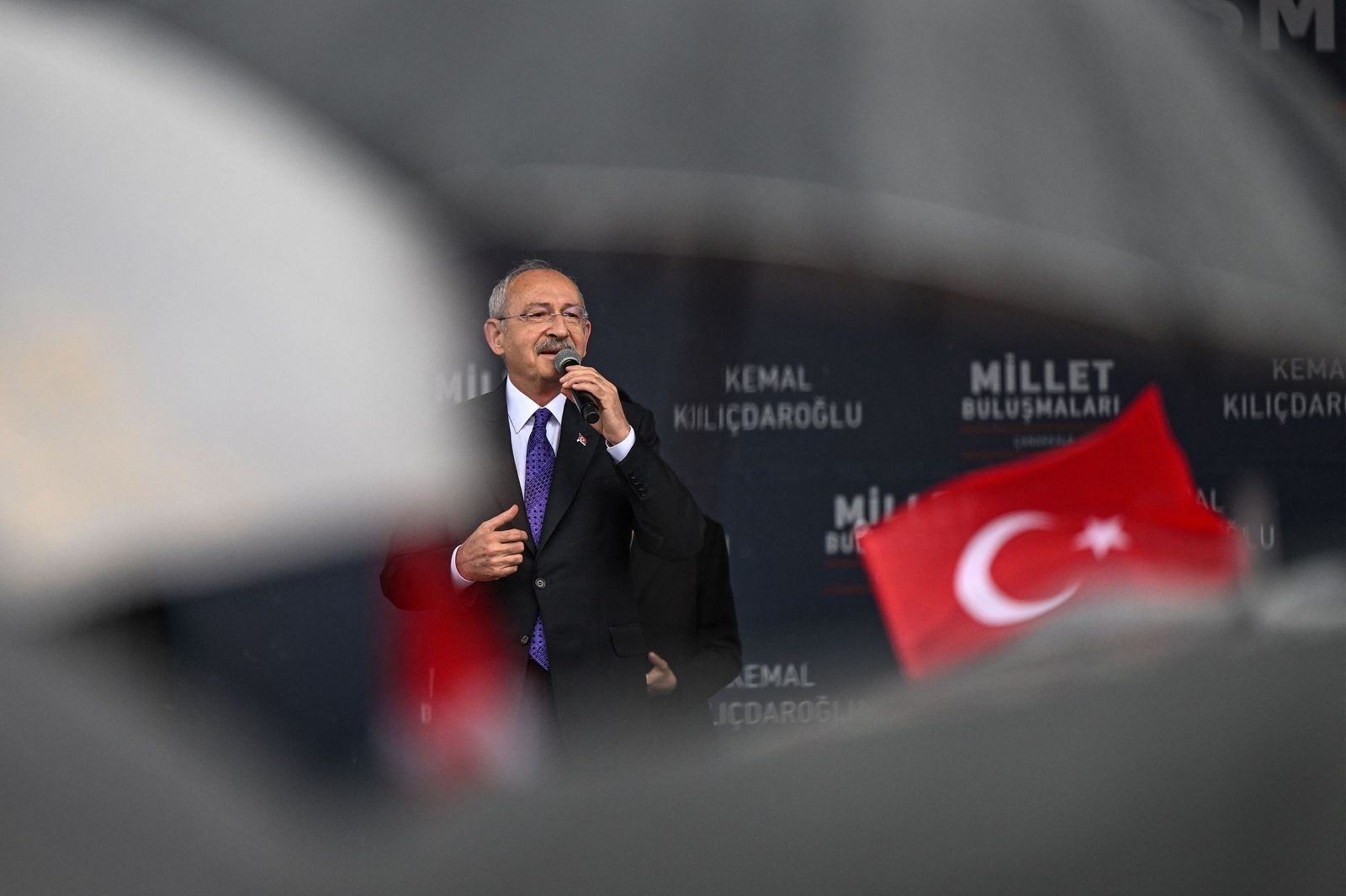 Turkey's Republican People's Party (CHP) Chairman and Presidential candidate Kemal Kilicdaroglu speaks during a rally in Canakkale, western Turkey, on April 11, 2023. - A sea of umbrellas and hoods at his feet, Kemal Kilicdaroglu, the Turkish opposition candidate who will challenge Recep Tayyip Erdogan at the polls on 14 May, smilingly promises 