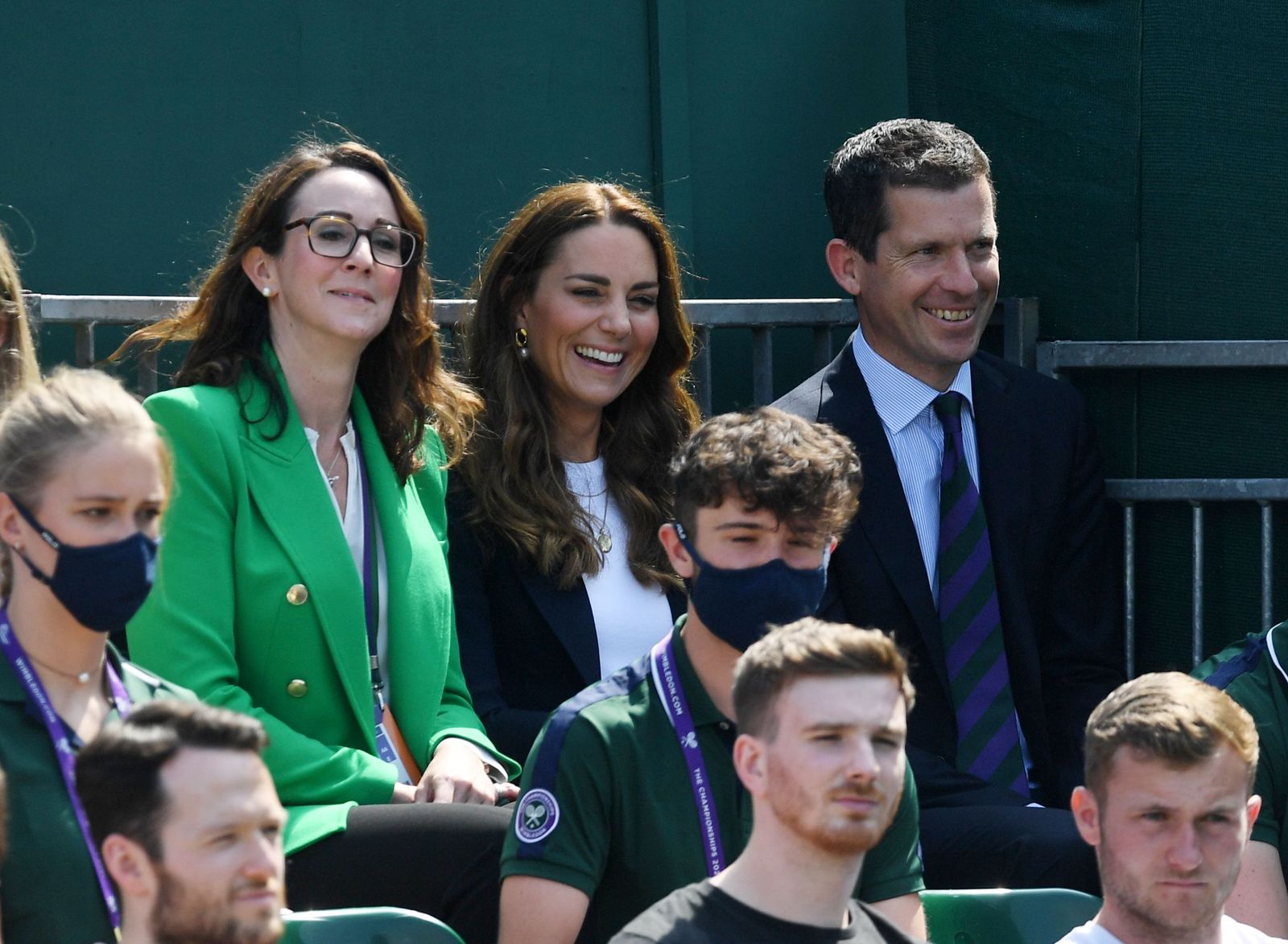 دوقة كامبريدج بلا كمامة، وإلى جانبها لاعب التنس البريطاني تيم هينمان- 2 يوليو 2021 - Pool via REUTERS