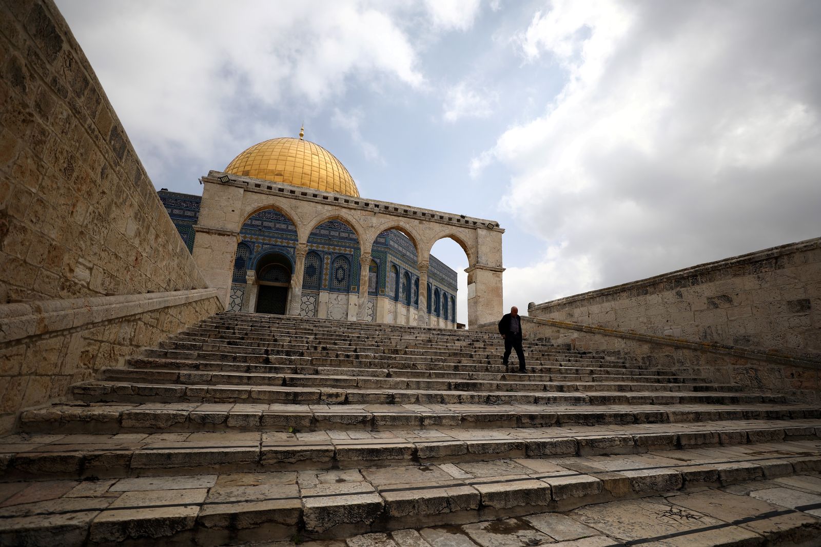 أقواس مبنية على طريقة الزخرفة الإسلامية.  - REUTERS