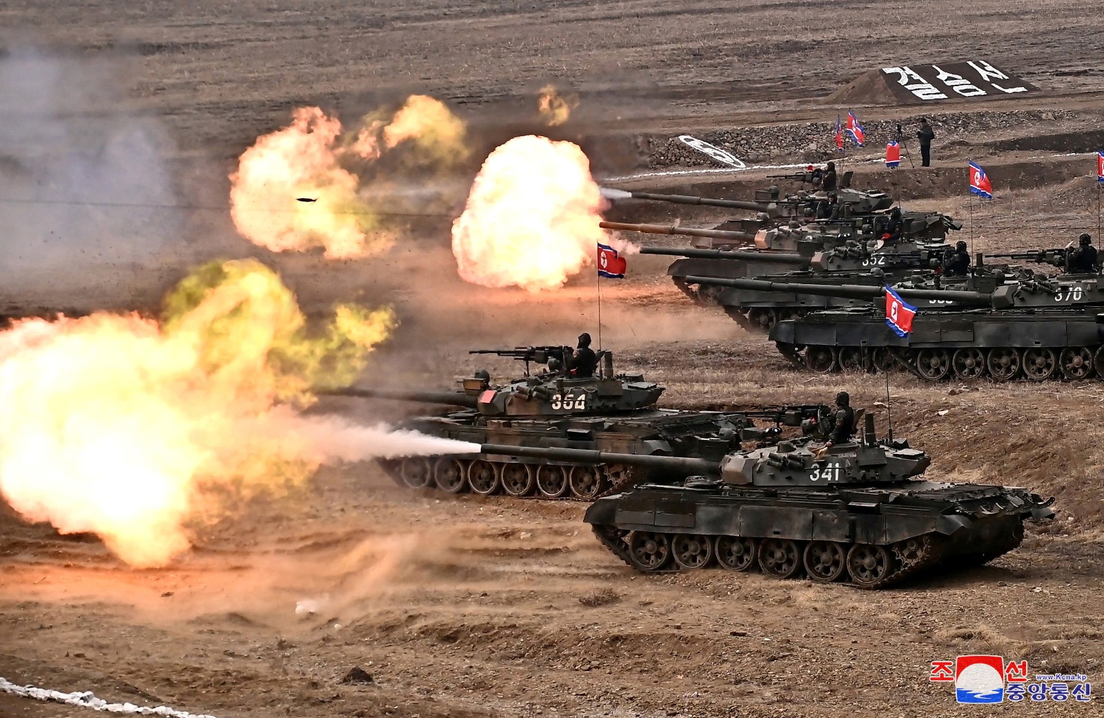 جانب من عرض عسكري لجيش كوريا الشمالية بمشاركة وحدات الدبابات. 13 مارس 2024