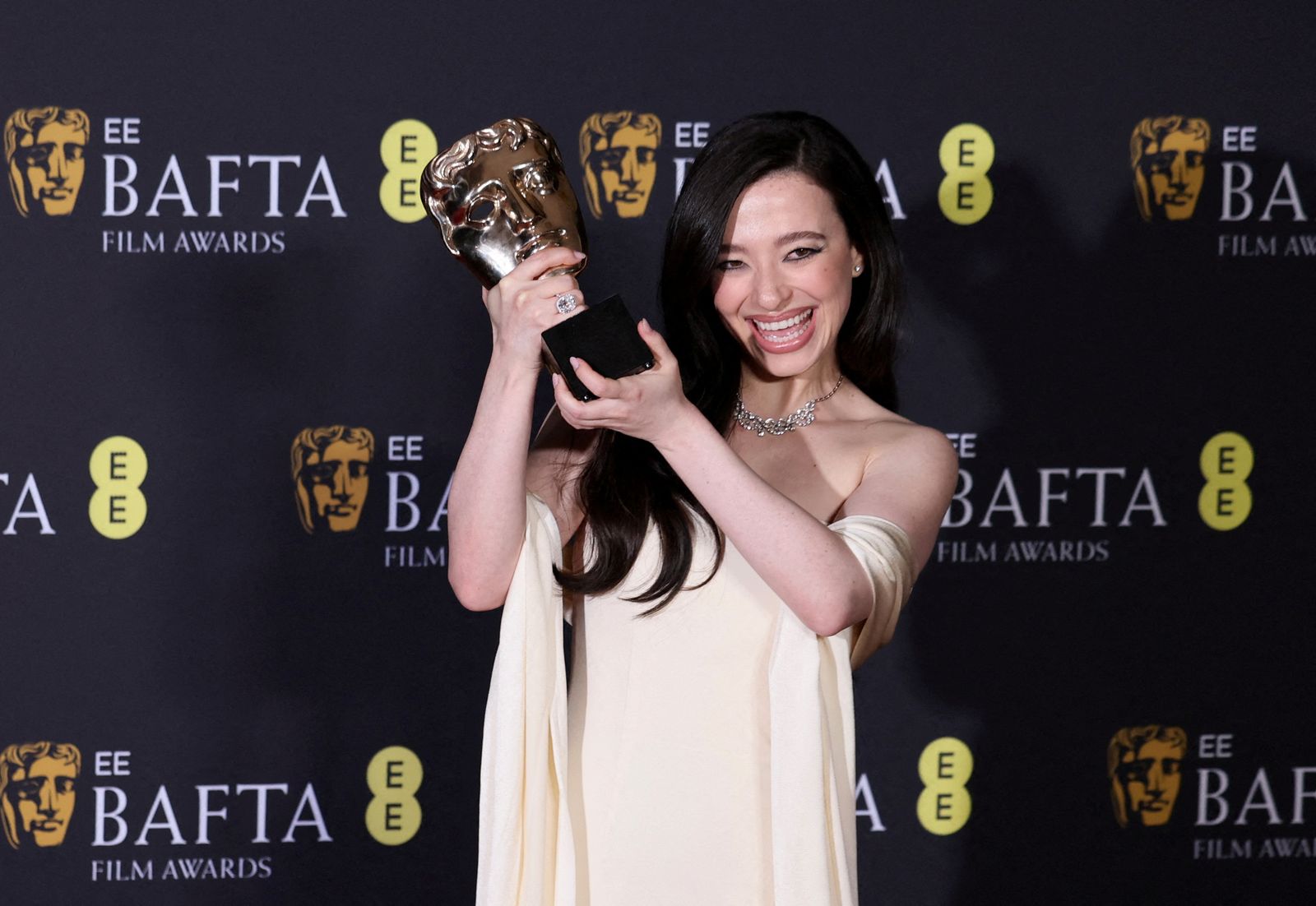 Mikey Madison poses in the winners' room with the award for the Leading Actress for 'Anora', during the 2025 British Academy of Film and Television Awards (BAFTA) at the Royal Festival Hall in the Southbank Centre, London, Britain, February 16, 2025. REUTERS/Isabel Infantes     TPX IMAGES OF THE DAY