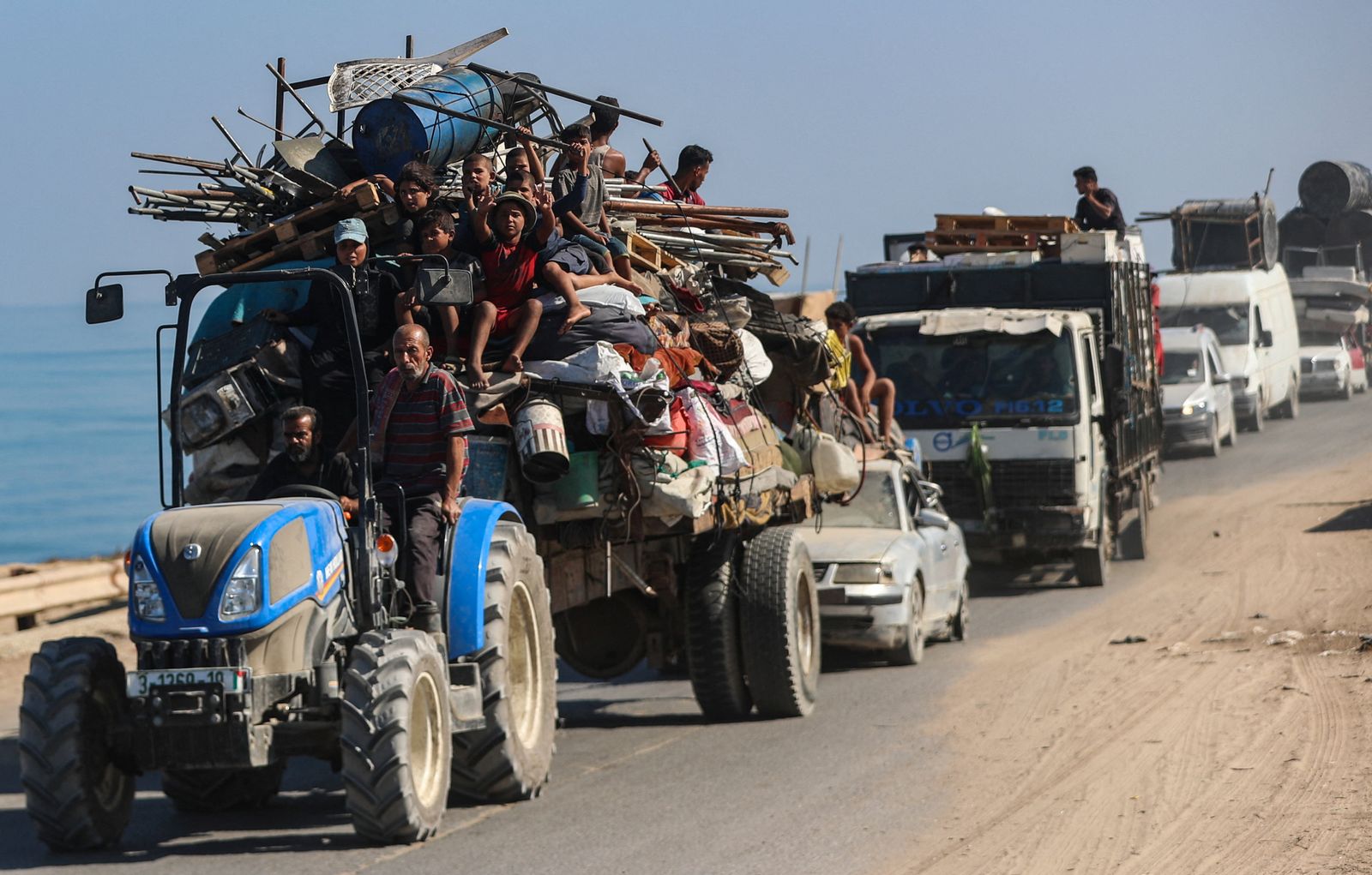 Displaced Palestinians, fleeing northern Gaza due to an Israeli military operation, move southward after Israeli forces ordered residents of Gaza City to evacuate to the south, in the central Gaza Strip, September 12, 2025. REUTERS/Mahmoud Issa