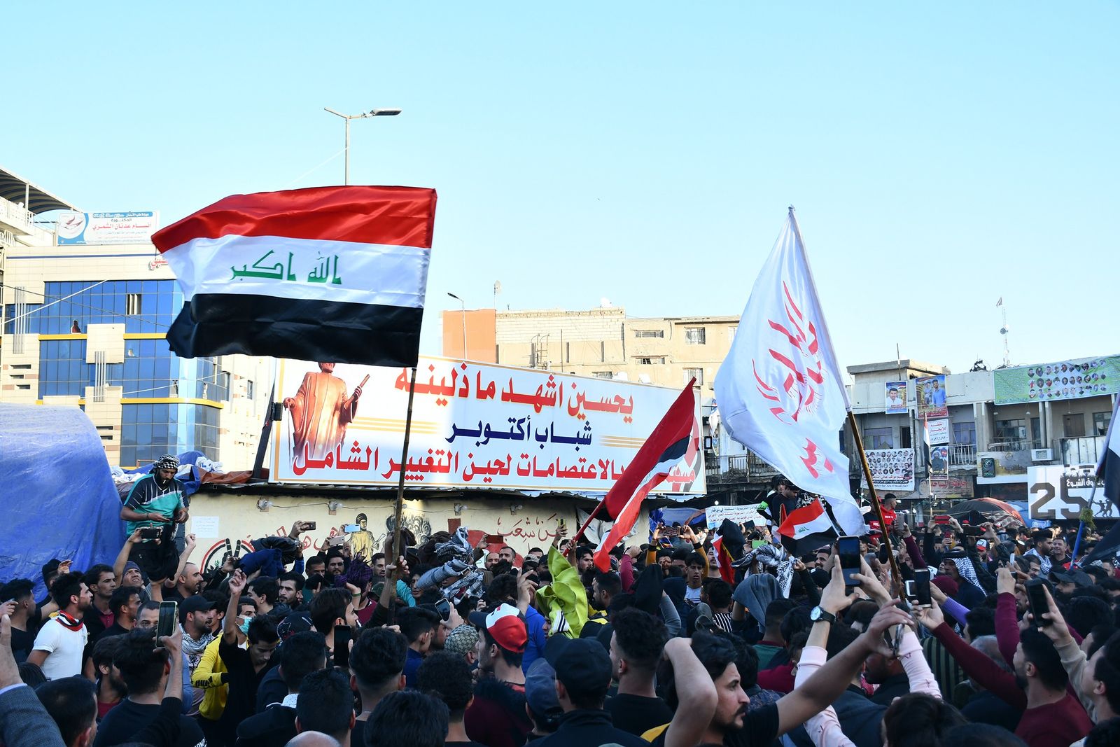 متظاهرون عراقيون يلوحون بالعلم الوطني خلال مسيرة في مدينة الناصرية بجنوب العراق في 7 فبراير 2020 ، عقب خطبة أسبوعية ألقاها ممثل آية الله العظمى علي السيستاني. - أدان رجل دين شيعي بارز في العراق الهجمات القاتلة الأخيرة على المتظاهرين المناهضين للحكومة ، وعاقب قوات الأمن لعدم القيام بالمزيد لمنع العنف في ساحات الاحتجاج في جميع أنحاء البلاد. وقتل ثمانية متظاهرين هذا الأسبوع في هجمات على معسكرات الاحتجاج على يد أنصار رجل الدين الشيعي مقتدى الصدر ، بما في ذلك في مدينة النجف ، مقرا للقيادة الدينية الشيعية في العراق. (تصوير أسعد نيازي / وكالة الصحافة الفرنسية), AFP