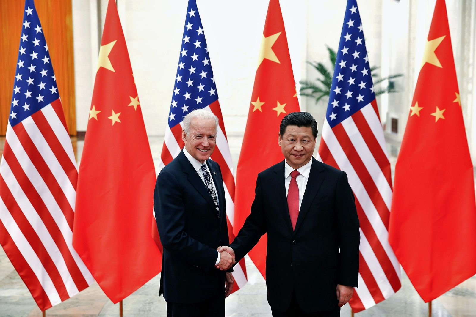 الرئيس الصيني شي جينبينغ يصافح الرئيس الأميركي جو بايدن خلال لقاء سابق في بكين، 4 ديسمبر 2013 - REUTERS