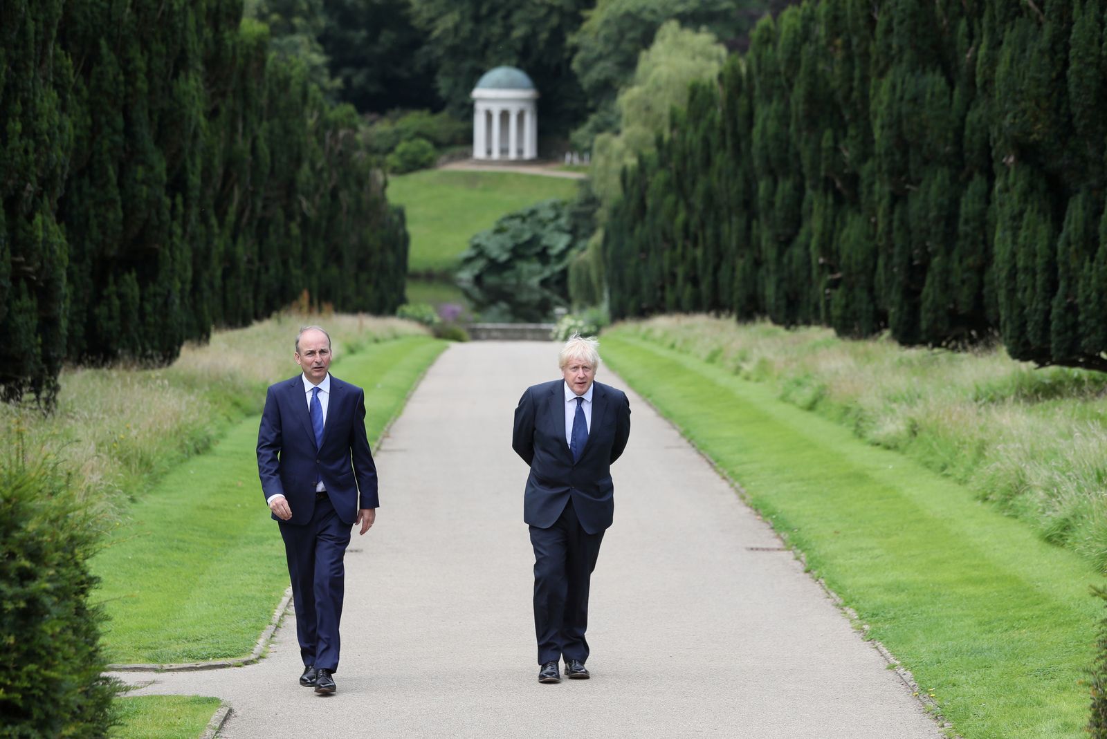 رئيس الوزراء البريطاني بوريس جونسون رفقة الوزير الأول الإيرلندي ميشال مارتن، في بلفاست، إيرلندا الشمالية - REUTERS