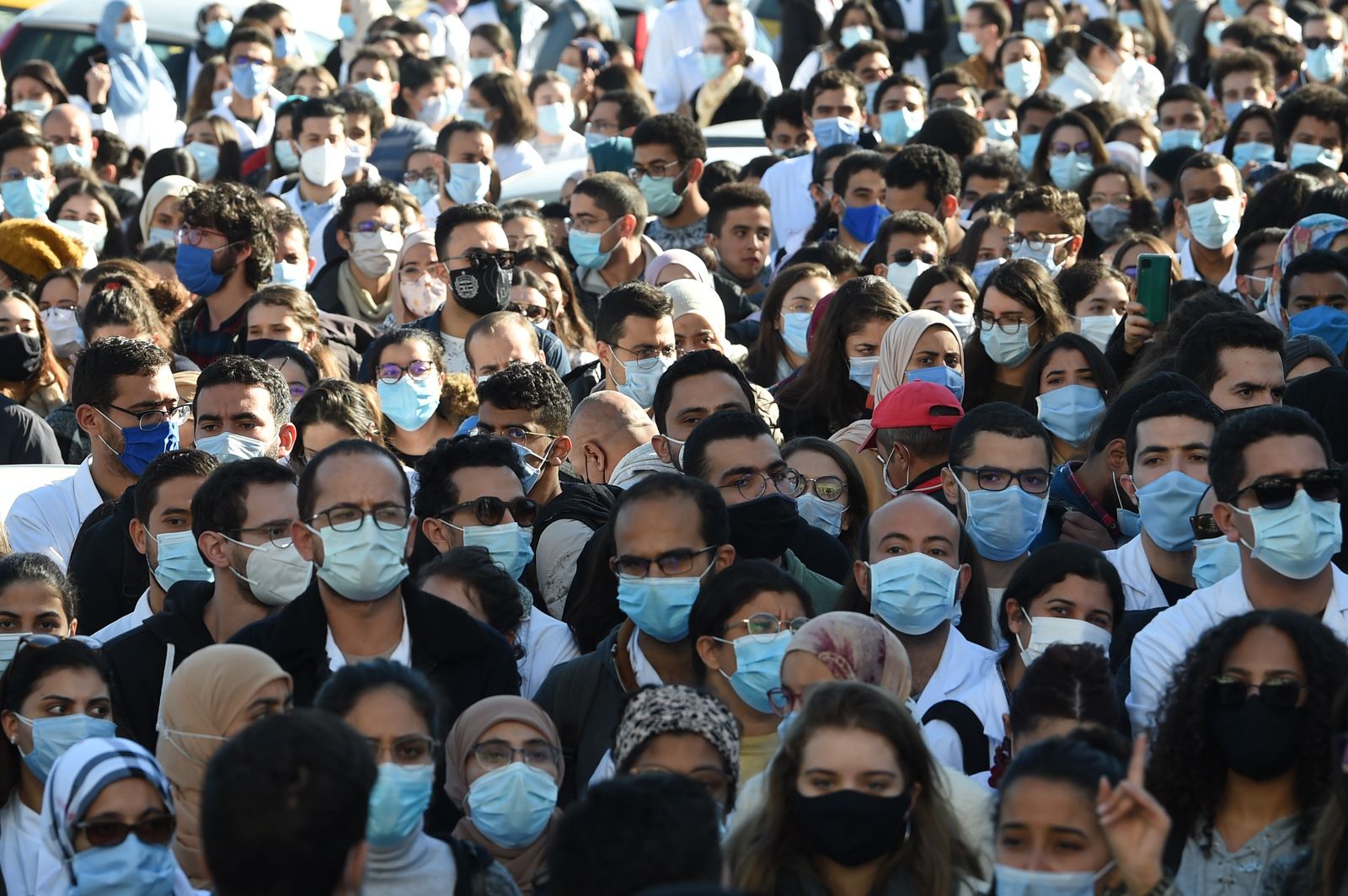 أطباء وطلاب الطب التونسيون خلال تجمع للمطالبة بإقالة وزير الصحة خلال احتجاج يوم 4 ديسمبر 2020 أمام مقر الوزارة. - AFP
