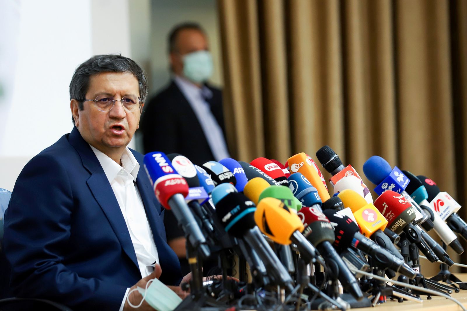 المرشح الرئاسي عبد الناصر همتي خلال مؤتمر صحافي في طهران - 15 يونيو 2021 - REUTERS
