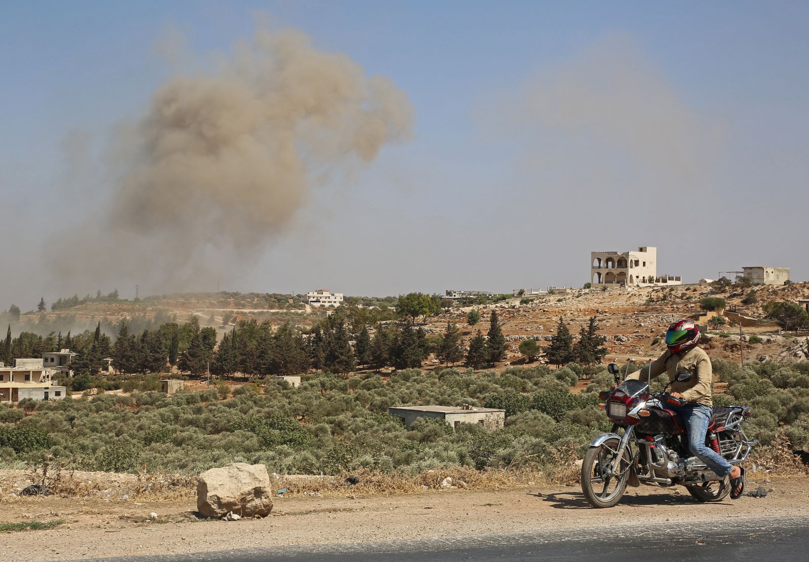 دخان ناتج عن غارة جوية روسية استهدفت مواقع لمسلحين سوريين في غرب إدلب. 20 سبتمبر 2020 - AFP