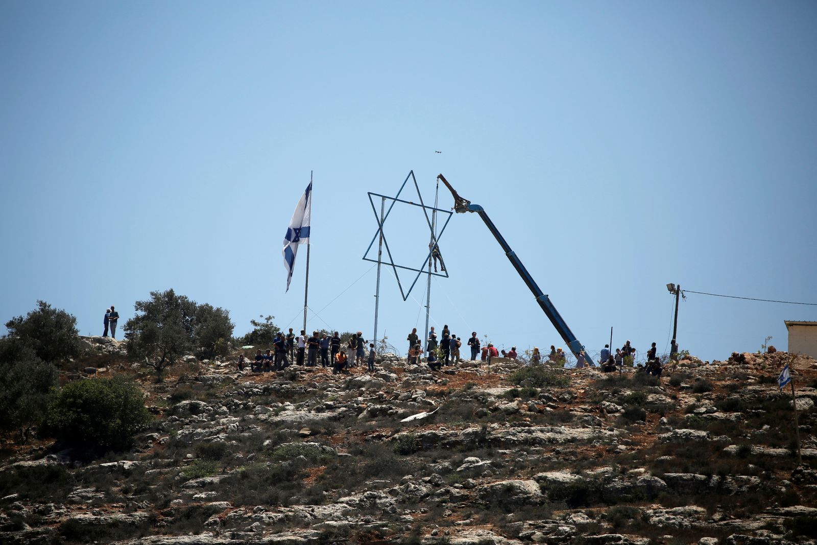 أعمدة تحمل نجمة داود نصبها مستوطنون إسرائيليون بمستوطنة إيفيتار خلال احتجاج للفلسطينيين ضد المستوطنات في الضفة الغربية - 2 يوليو 2021