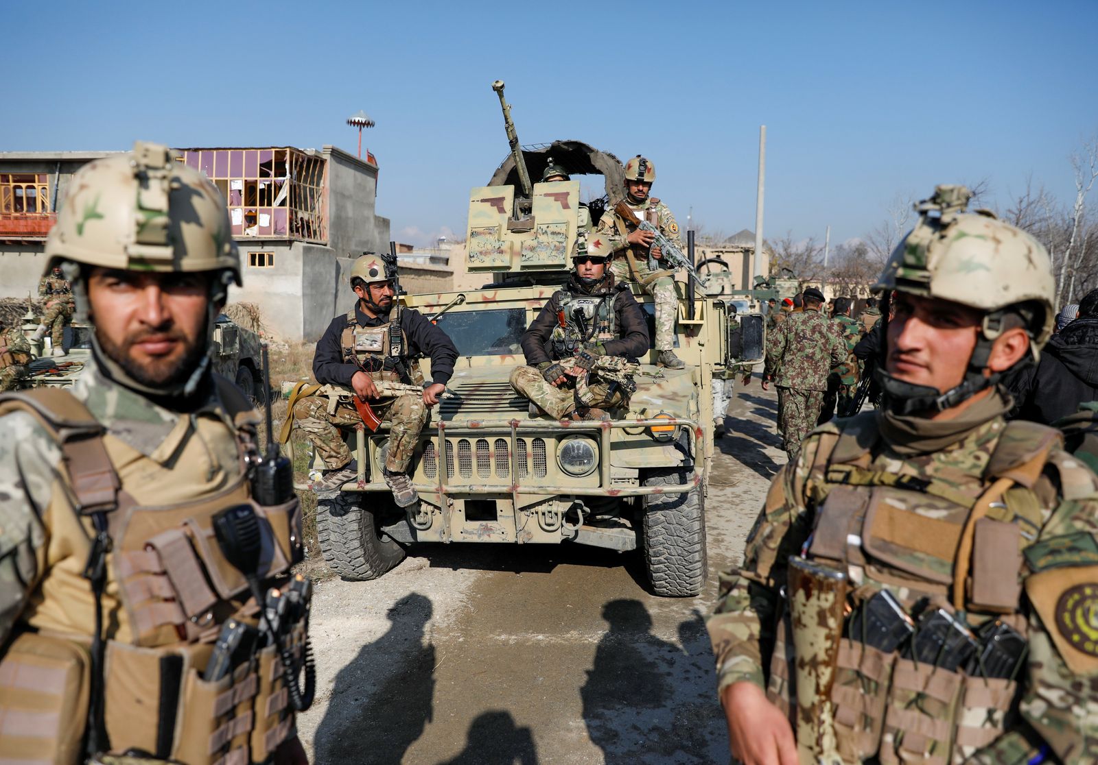 جنود أفغان قرب موقع لهجوم على قاعدة جوية أميركية في باغرام - 11 ديسمبر 2019 - REUTERS