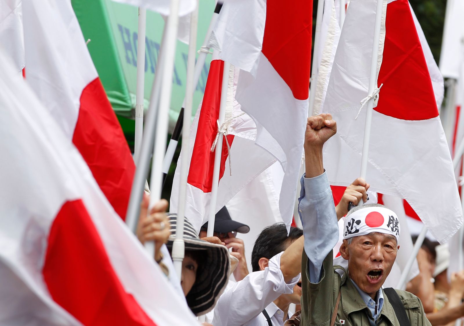 يرفع قبضته خلال تظاهرة لقوميين يابانيين في طوكيو، احتجاجاً على زيارة الرئيس الكوري الجنوبي السابق لي ميونغ باك جزيرة 