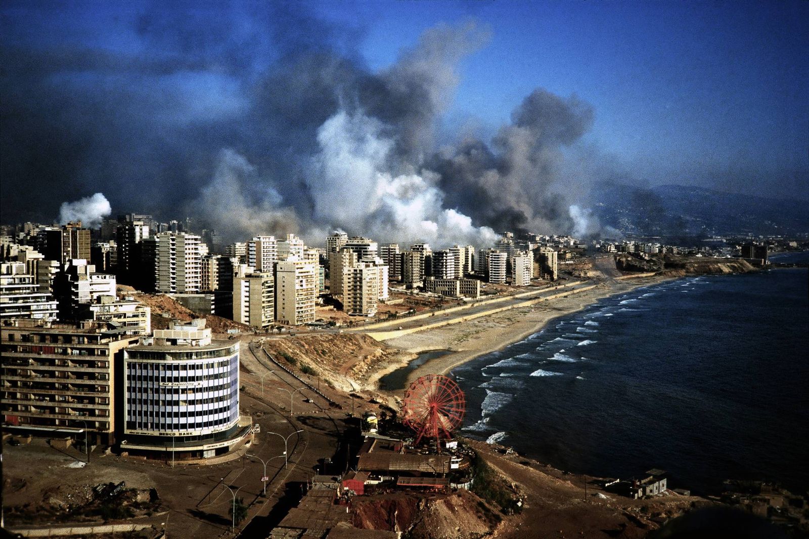 بيروت تحترق بالقصف الإسرائيلي خلال اجتياح عام 1982  - Getty Images