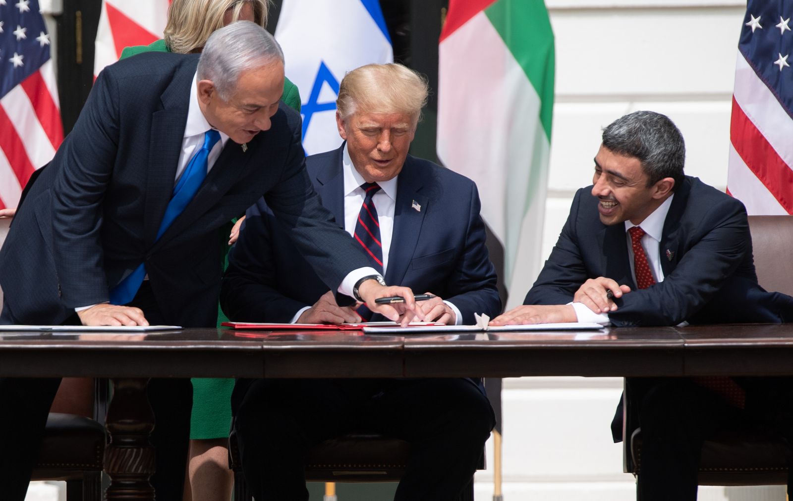 الرئيس الأمريكي دونالد ترمب، ووزير الخارجية الإماراتي عبد الله بن زايد آل نهيان، رئيس الوزراء الإسرائيلي بنيامين نتنياهو، يبتسمون خلال توقيع اتفاقات - AFP