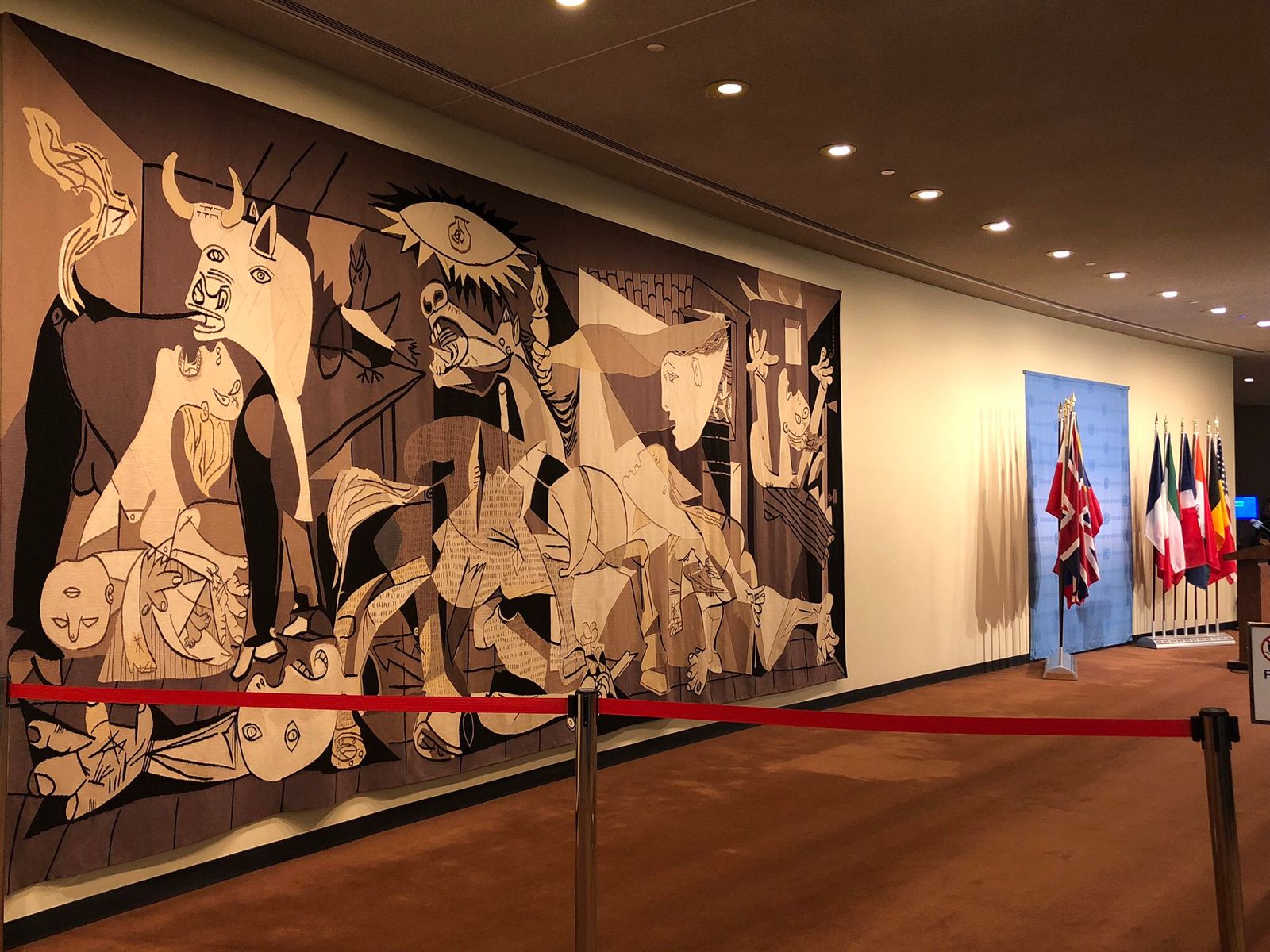 منسوجة كبيرة للوحة غيرنيكا لبيكاسو بعدما بقيت عند مدخل مجلس الأمن التابع للأمم المتحدة لأكثر من ثلاثة عقود - twitter