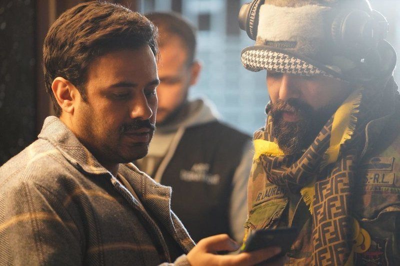 المخرج حسين دشتي مع عبدالله بوشهري في كواليس المسلسل - المكتب الإعلامي لمنصة شاهد