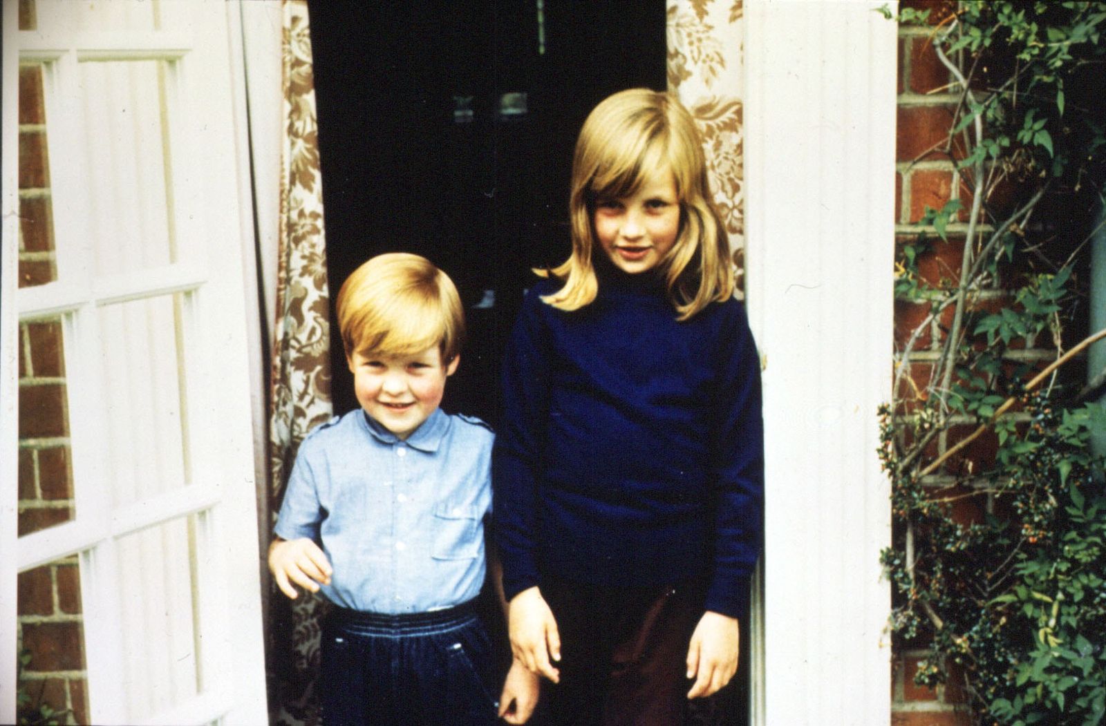 ديانا سبنسر (أميرة ويلز) مع شقيقها تشارلز، اللورد الحورب، 1968 - PA Images via Getty Images