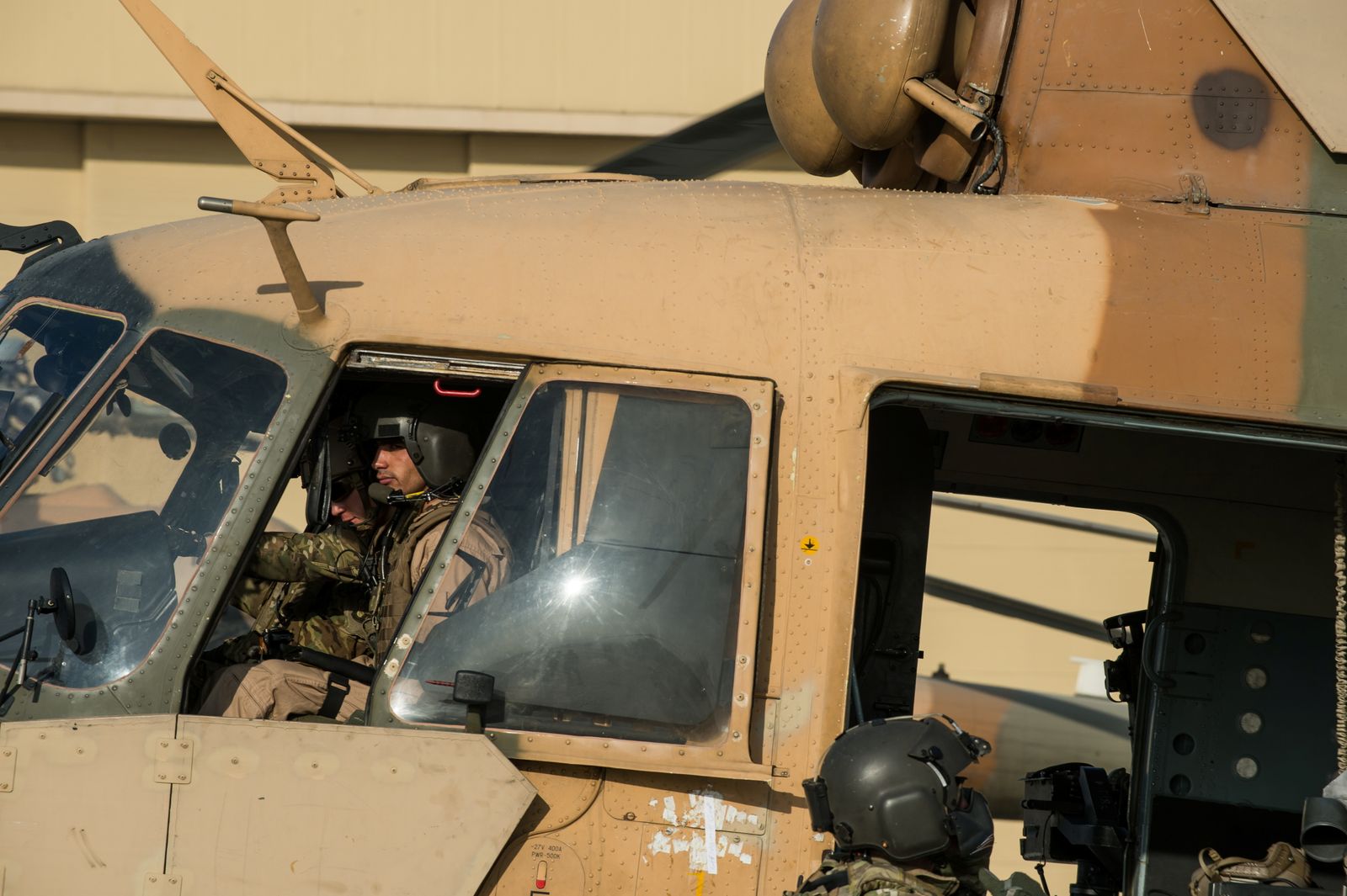 مروحية تابعة للجيش الأفغاني من طراز (Mi 17) تستعد لمغادرة مطار العاصمة كابول- 25 نوفمبر 2014 - via REUTERS