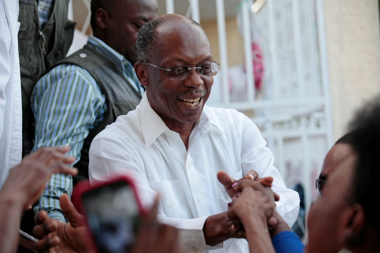 الرئيس الهايتي السابق جان برتران أريستيد يحيي أنصاره خلال تجمع لحزب فامي لافالاس في قرية لا رينيسانس. هايتي في 6 نوفمبر 2016