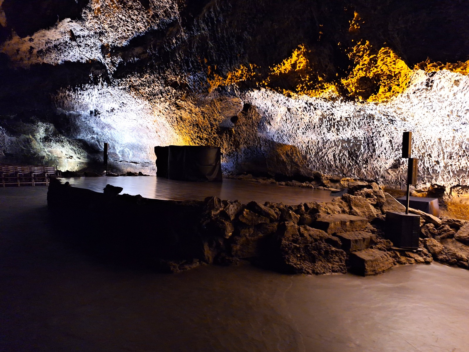 منصة للعروض داخل الكهف البركاني