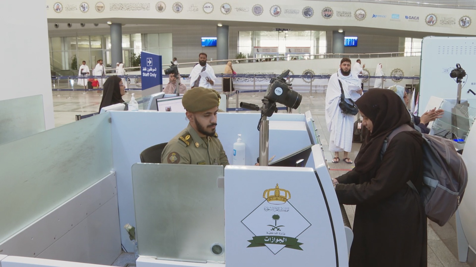 جانب من الإجراءات في مطار الملك عبد العزيز الدولي بجدة