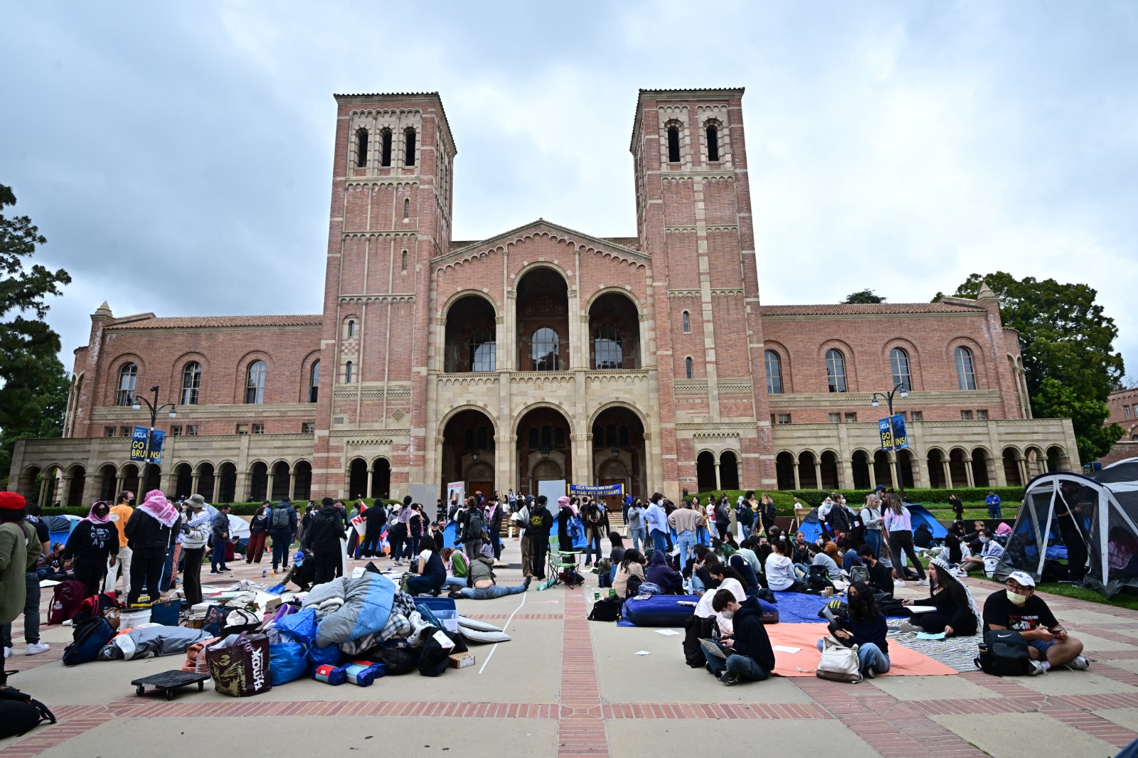 طلاب مؤيدون للفلسطينيين يتجمعون في الساحة في جامعة كاليفورنيا في لوس أنجلوس، الولايات المتحدة. 25 أبريل 2024