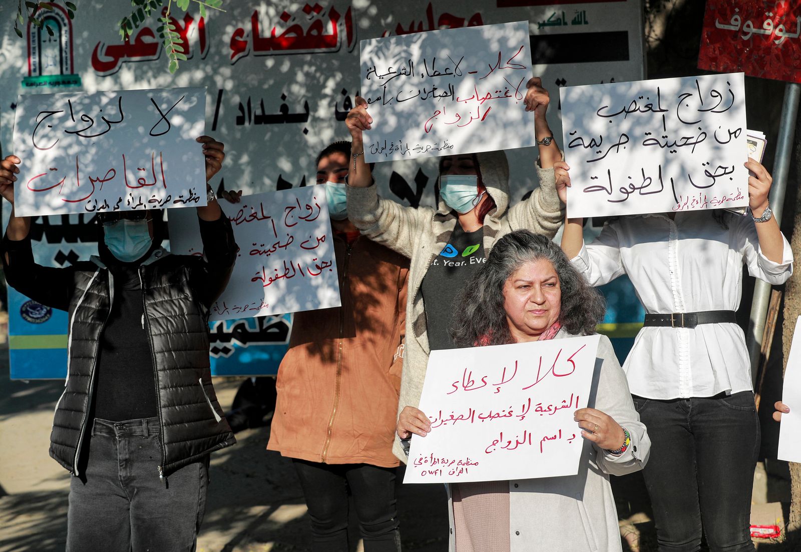 عدد من النسوة يشاركن في التظاهرة التي تعترض على تزويج القاصرات. - AFP