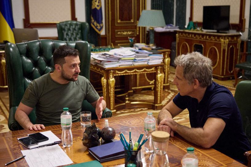 This handout picture taken and released by Ukrainian President press-service on June 20, 2022 shows Ukraine's President Volodymyr Zelensky (L) meeting with US actor and UN Goodwill Envoy Ben Stiller (R) in Kyiv. (Photo by UKRAINIAN PRESIDENTIAL PRESS SERVICE / AFP) / RESTRICTED TO EDITORIAL USE - MANDATORY CREDIT 