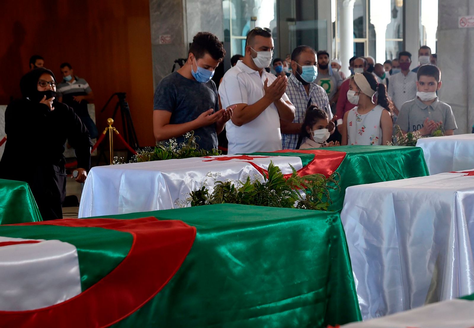 الجزائريون يقرؤون الصلوات أمام التوابيت الوطنية الملفوفة بالعلم التي تحتوي على بقايا 24 مقاتلاً من المقاومة الجزائرية مقطوعة الرأس أثناء الغزو الاستعماري الفرنسي للدولة الواقعة في شمال إفريقيا ، والذي تم تقديمه في قصر العاصمة لا ثقافة مفدي زكريا في 4 يوليو 2020 ، وهو يوم بعد أن تم نقلهم جوا من فرنسا. - استقبلت الجزائر أمس جماجم مقاتلي المقاومة التي كانت مخزنة منذ عقود في متحف بباريس.
تركت فرنسا 132 سنة من الحكم الاستعماري ، والحرب الوحشية التي استمرت ثماني سنوات والتي أنهت ، إرثًا دائمًا للعلاقات الشائكة في الغالب بين الحكومتين والشعبين. (تصوير رياض كرامدي / وكالة الصحافة الفرنسية) - AFP