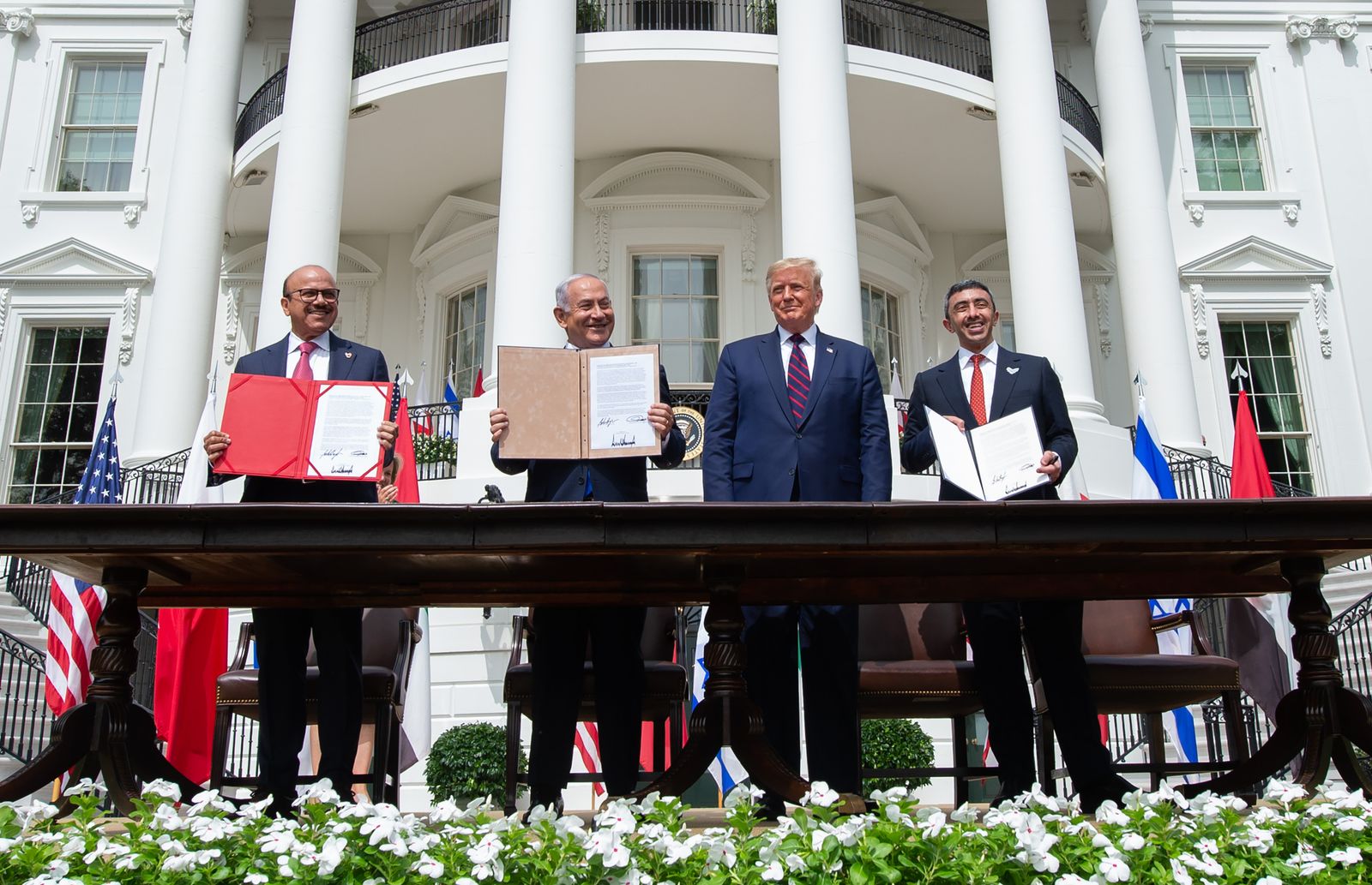 الرئيس ترمب وبنيامين نتنياهو وزير الخارجية الإسرائيلي وعبدالله بن زايد وعبداللطيف الزياني لدى توقيع معاهدة السلام بالبيت الأبيض. 15 سبتمبر - AFP