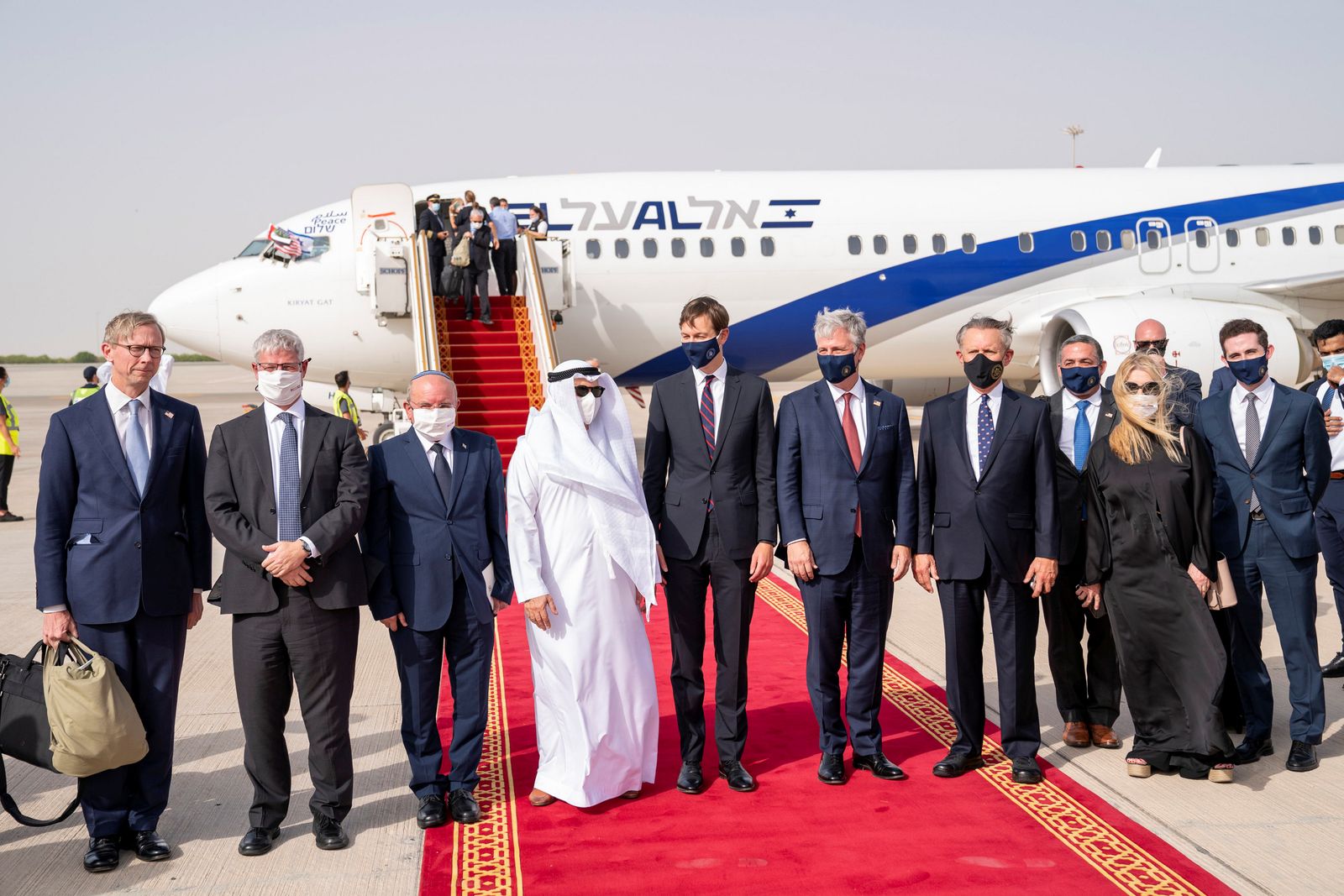 الوفد الأميركي - الإسرائيلي لدى وصوله إلى أبوظبي بطائرة لشركة 