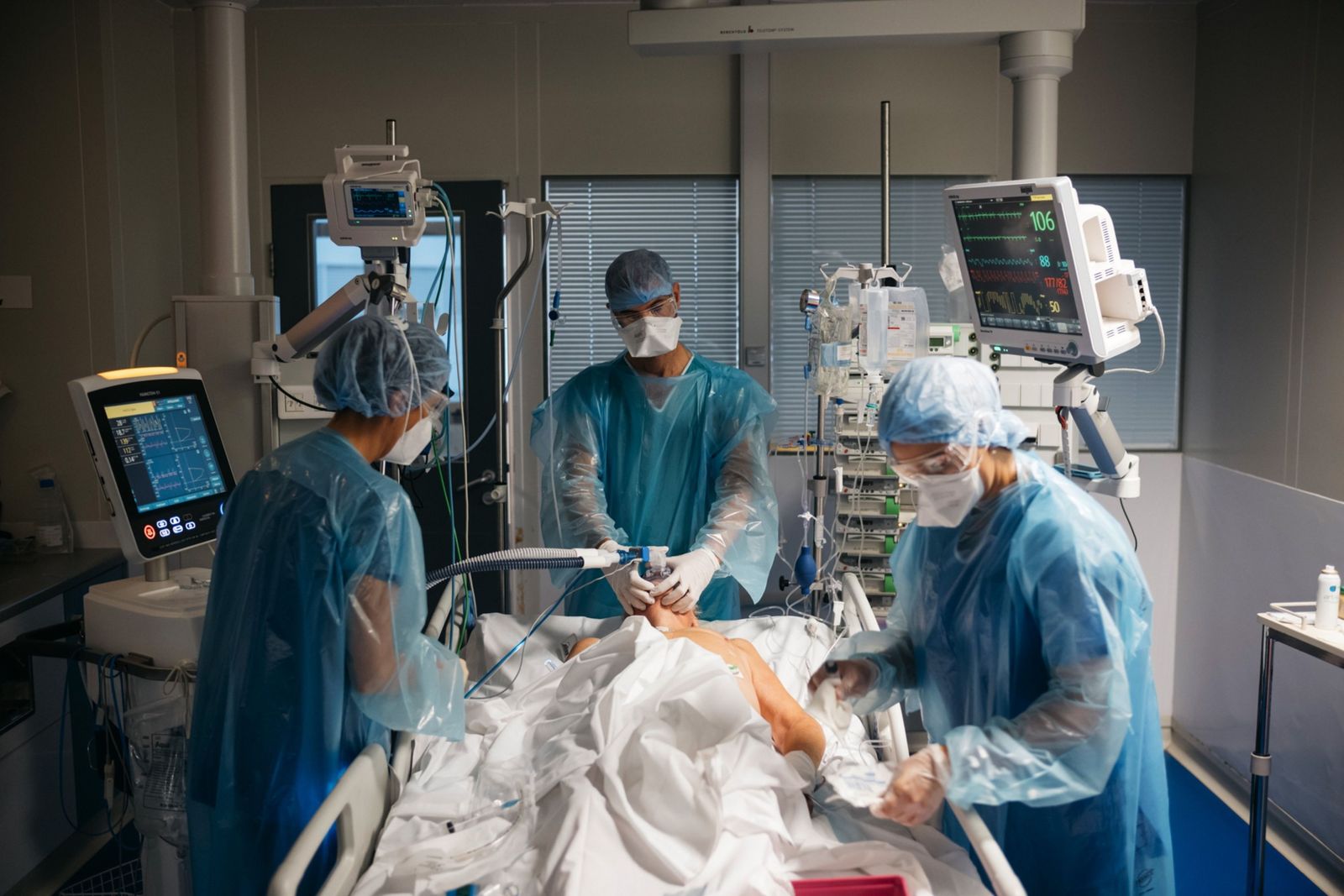 يحاولون إنعاش مريض في وحدة للعناية الفائقة بمستشفى في مرسيليا - 20 نوفمبر 2020 - Bloomberg