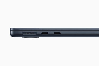 مخرجان USB-C لنقل البيانات بجهاز ماك بوك آير الحاسوبي الجديد - Apple