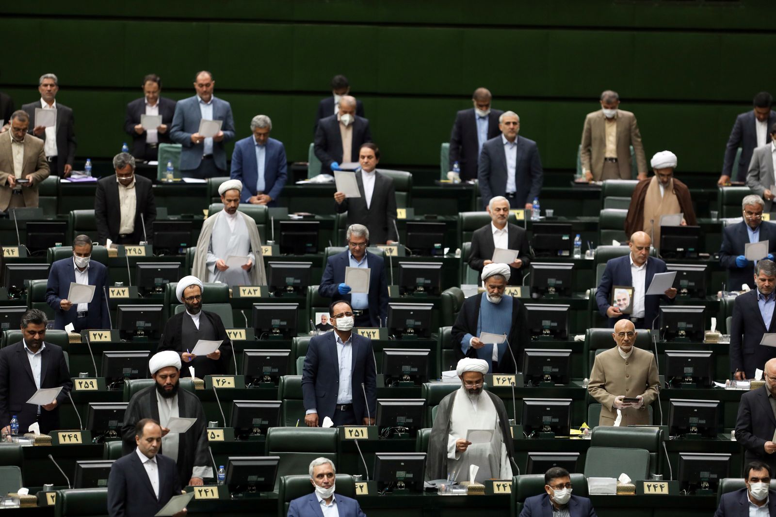 نواب إيرانيون خلال افتتاح البرلمان الحادي عشر في طهران - 27 مايو 2020 - REUTERS