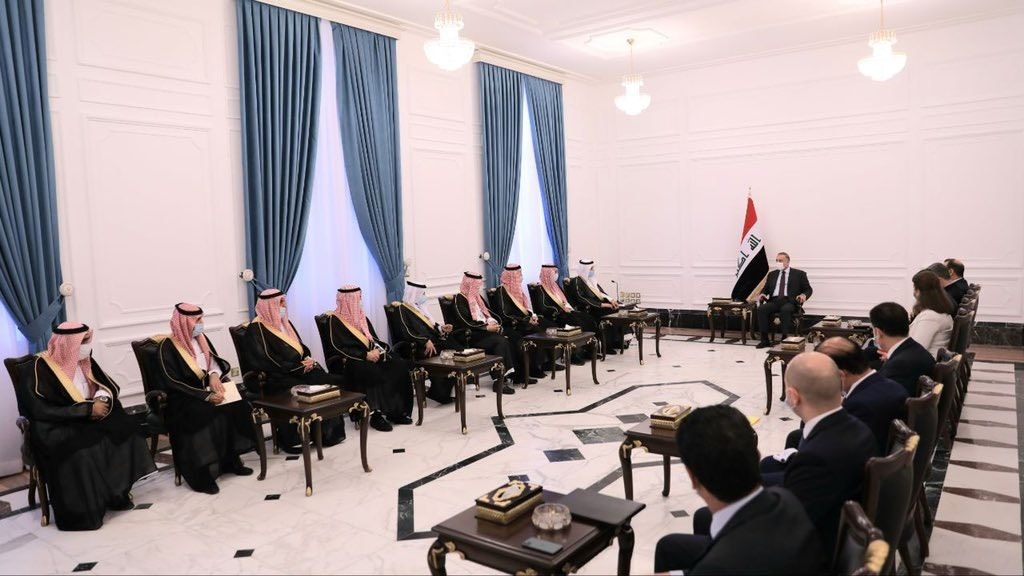 رئيس الوزراء العراقي مصطفى الكاظمي خلال استقباله الوفد السعودي في بغداد - 8 نوفمبر - المكتب الإعلامي لرئيس الوزراء العراقي TWITTER