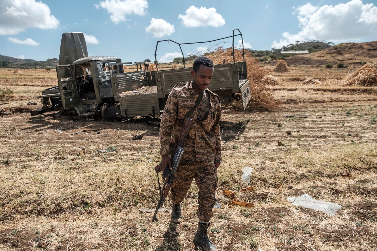 عنصر في قوات الدفاع الاثيوبية بالقرب من شاحنة عسكرية شرق مدينة ألاماتا الاثيوبية. 10 ديسمبر 2020 - AFP