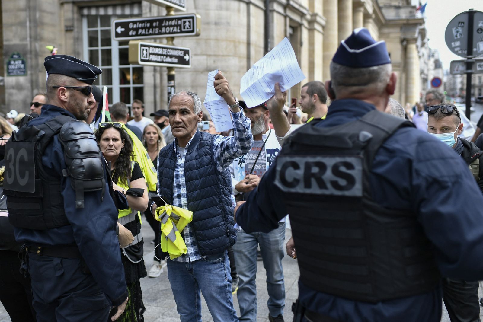 مظاهرات ضد استخدام الشهادة الصحية وذلك أمام مبنى المجلس الدستوري في العاصمة الفرنسية باريس - 5 أغسطس 2021  - AFP