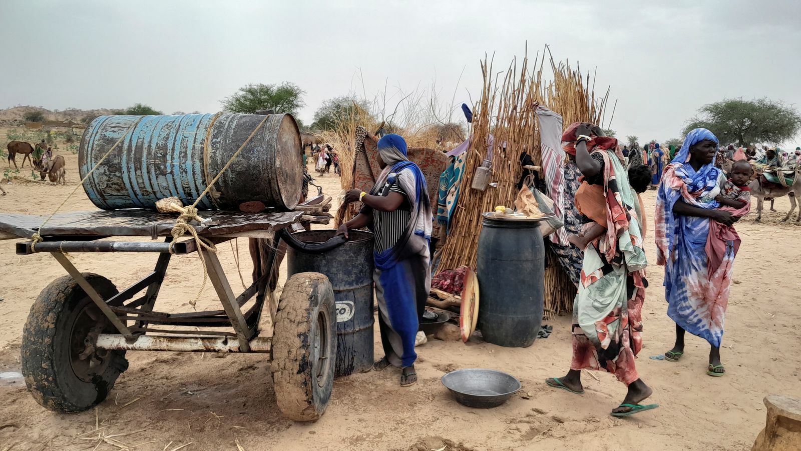 نازحون سودانيون يحاولون الحصول على المياه في مدينة أدري التشادية على الحدود مع السودان. 26 أبريل 2023