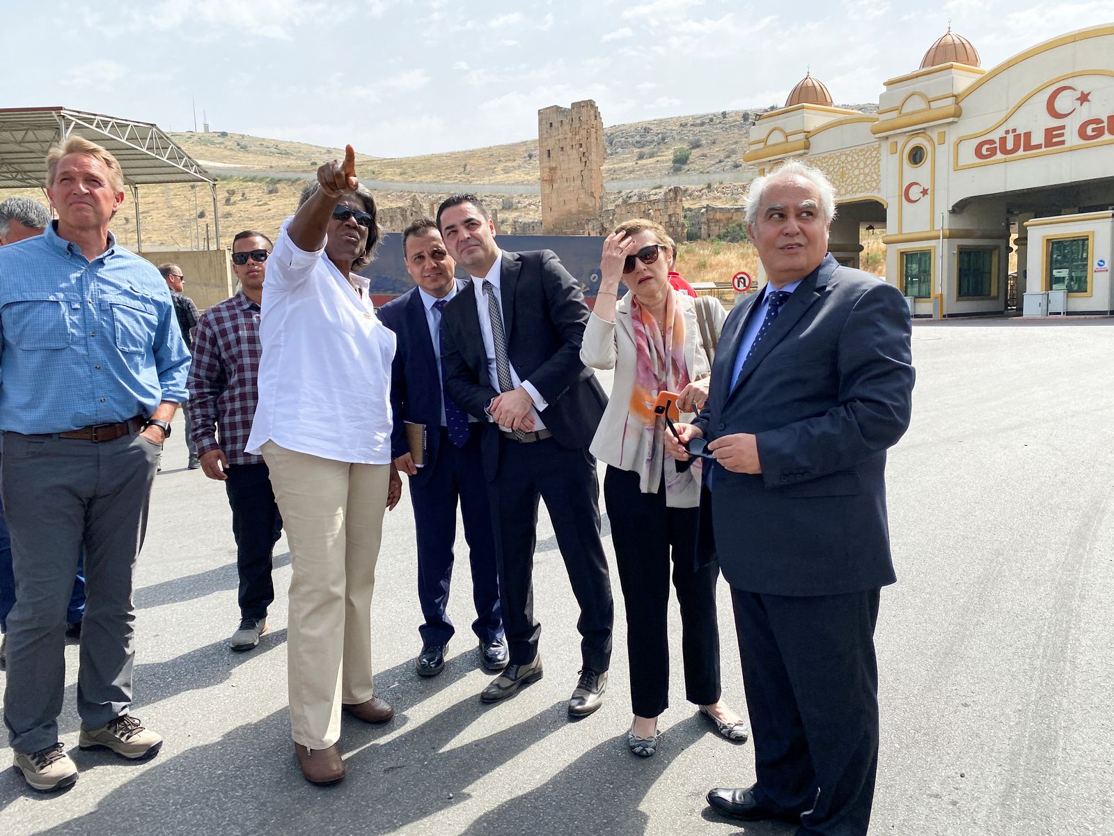 السفيرة الأميركية بالأمم المتحدة ليندا توماس جرينفيلد خلال زيارة للحدود التركية السورية لتقييم عمليات مركز لوجيستي تابع للأمم المتحدة يقوم بتوصيل المساعدات للشمال السوري - هطاي، تركيا - 2 يونيو 2022 - REUTERS
