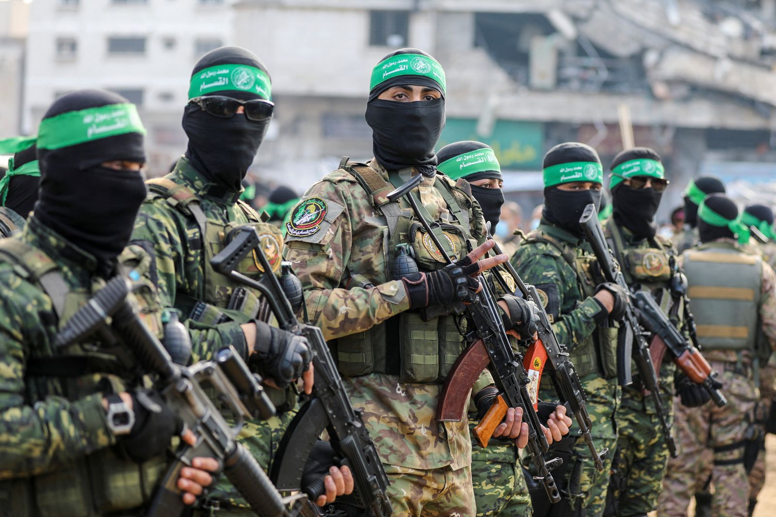 Palestinian Hamas militants stand guard before they hand over hostages who had been held in Gaza since the deadly October 7, 2023 attack, to members of the International Committee of the Red Cross (ICRC) as part of a ceasefire and a hostages-prisoners swap deal between Hamas and Israel, in Gaza City, January 25, 2025. REUTERS/Dawoud Abu Alkas