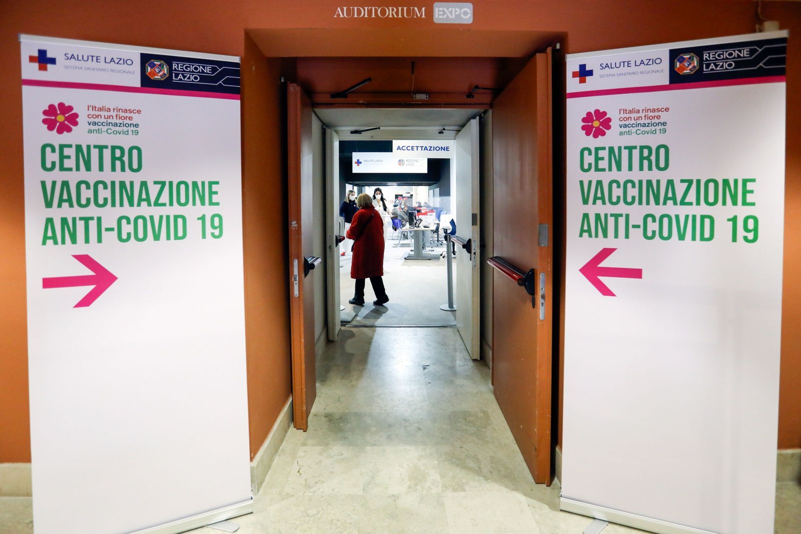 مركز تطعيم في روما - 17 مارس 2021 - Bloomberg