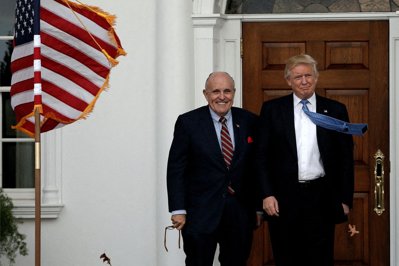 الرئيس الأميركي السابق دونالد ترمب مع محاميه السابق رودي جولياني - REUTERS