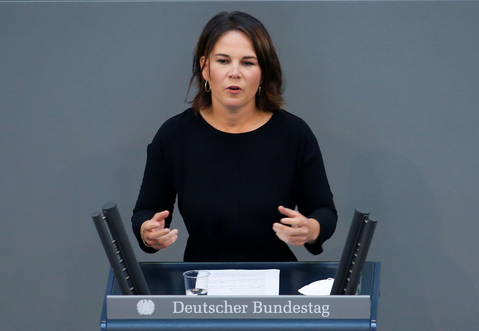 مرشحة حزب الخضر في الانتخابات الألمانية، أنالينا بيربوك، تتحدث في البرلمان ببرلين - 25 أغسطس 2021 - REUTERS