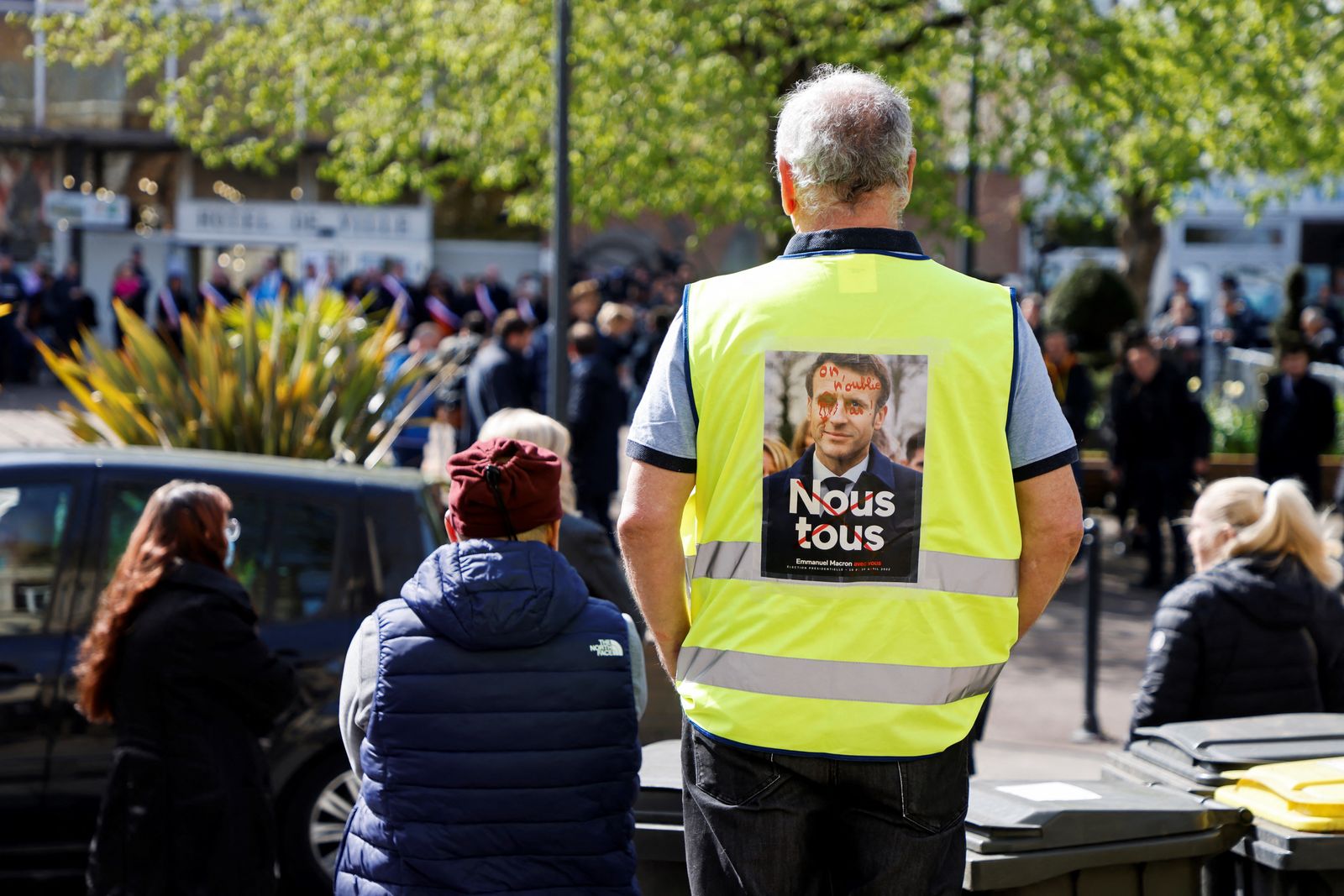 مواطن مناهض للرئيس الفرنسي إيمانويل ماكرون قبل زيارته بلدة دونان شمال فرنسا - 11 أبريل 2022 - AFP