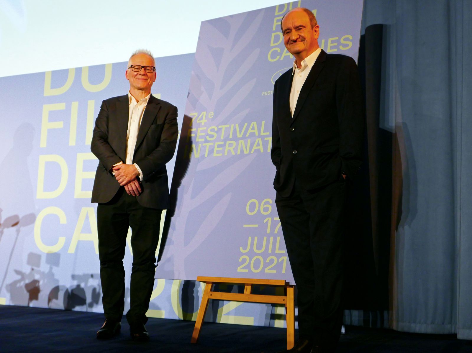 المندوب العام لمهرجان كان السينمائي تييري فريمو ورئيس المهرجان بيير ليسكيور بعد إعلان الاختيار الرسمي للدورة 74 - REUTERS