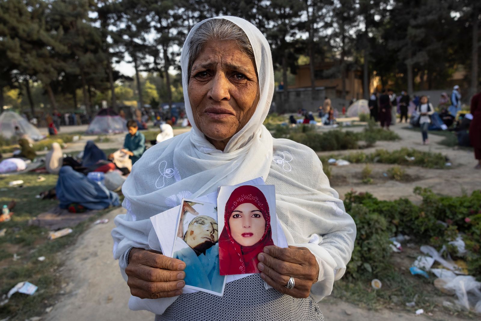 مواطنة أفغانية تحمل صورة ابنتها التي لقيت حتفها في أفغانستان - Getty Images