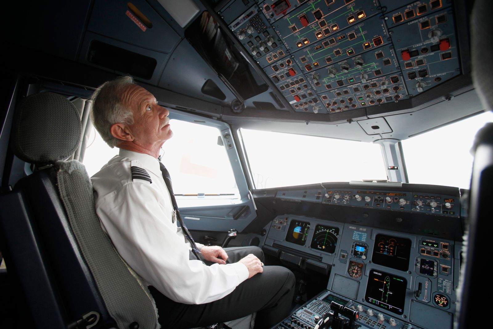 الكابتن الطيار تشيلسي سولنبرغر قبل إقلاع رحلة من مطار لاغوارديا في نيويورك- 1 أكتوبر 2009. - REUTERS