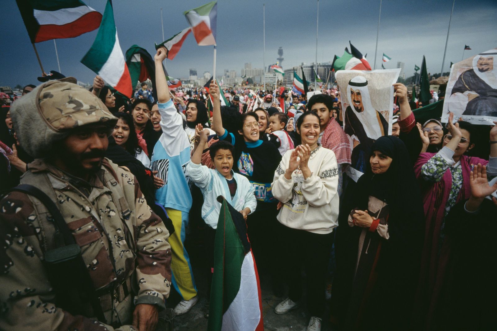 كويتيون يحتفلون بتحرير العاصمة الكويت من الاحتلال العراقي. 27 فبراير 1991. - Getty Images