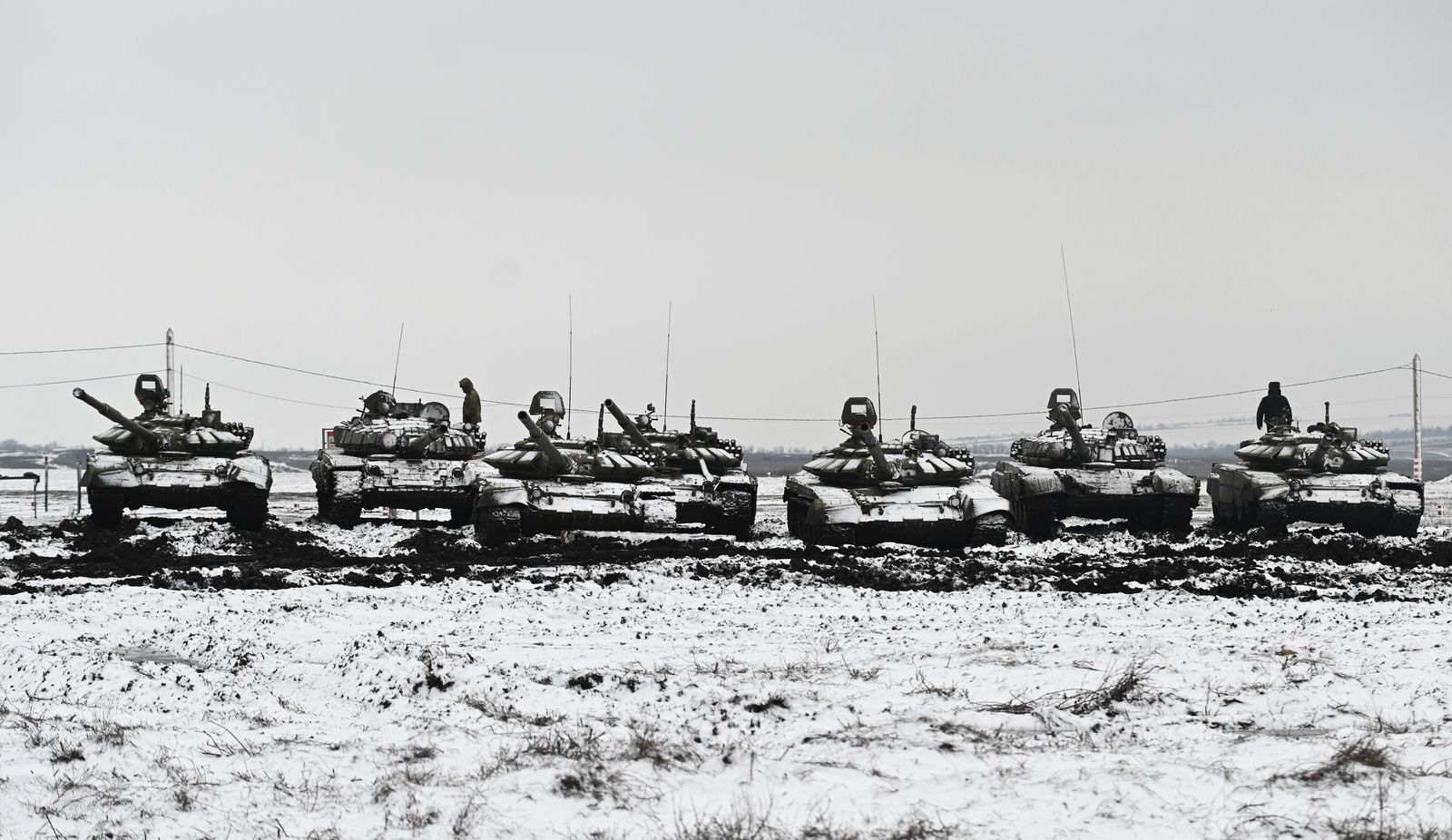 دبابات قتال روسية من طراز T-72B3 خلال مناورات قتالية في ميدان كاداموفسكي في منطقة روستوف الجنوبية، روسيا في 12 يناير2022. - REUTERS